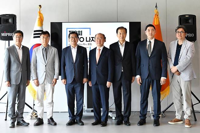 제9회 KWO 나지포럼 참석자들. 왼쪽부터 신석호 동아닷컴 대표이사 전무, 마영삼 전 주이스라엘대사, 백승주 전쟁기념사업회장, 윤강현 전 주이란대사, 안호영 전 주미국대사, 김용휘 융갤러리 회장.