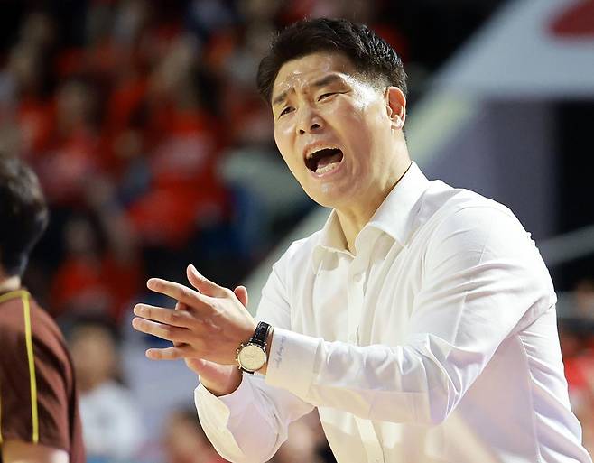 LG 조상현 감독이 선수들에게 작전을 지시하고 있다.프로농구 감독은 이처럼 스트레스를 달고 사는 직업이다. 뉴스1