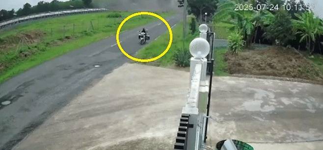 다연장로켓 공격을 뚫고 배달을 하는 태국 남성. 페이스북 캡처