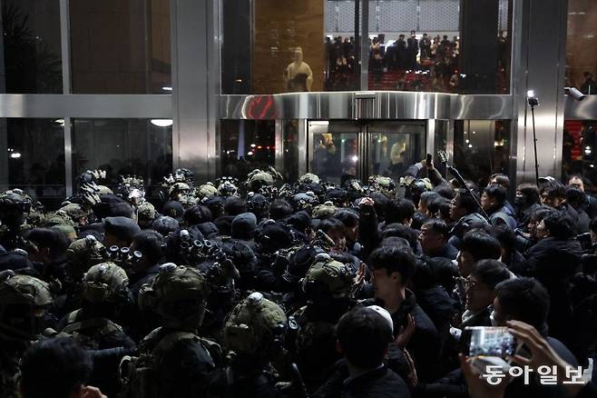 윤석열 당시 대통령이 비상계엄을 선포한 직후인 지난해 12월 4일 서울 국회 앞에 군인들이 집결한 모습. 위법한 계엄에 동원된 군인들도 정신적 피해를 호소하고 있다. 박형기 기자 oneshot@donga.com