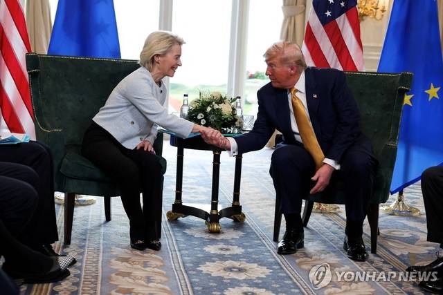 EU 집행위원장과 트럼프 미 대통령. [연합뉴스]