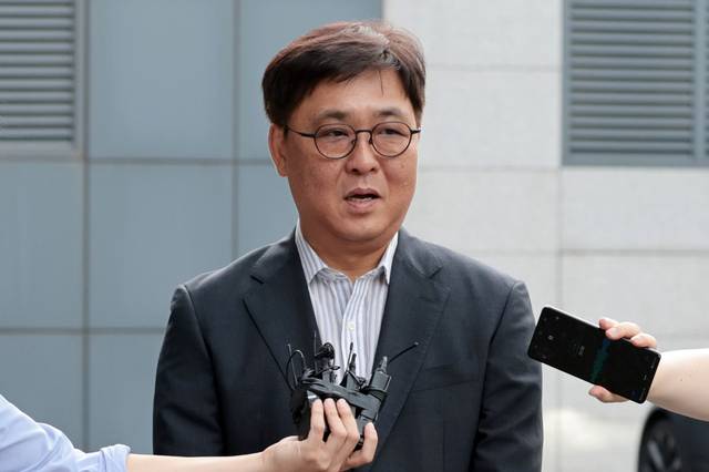 최휘영 문화체육관광부 장관 후보자가 지난 14일 서울 종로구에 마련된 인사청문회 준비 사무실로 첫 출근하며 취재진 질문에 답하고 있다. [연합뉴스]