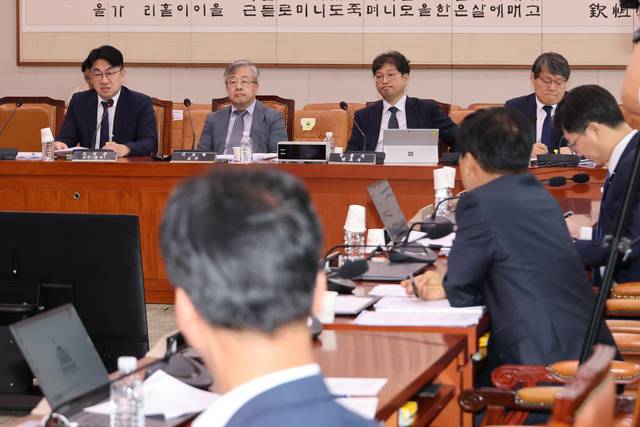 국회 법제사법위원회 법안심사제1소위원회가 28일 개최한 검찰개혁 법안 관련 공청회에서 모성준 사법연수원 교수가 발표하고 있다. 왼쪽부터 모성준 사법연수원 교수, 서보학 경희대 법학전문대 교수, 양홍석 변호사, 이광철 변호사. [연합뉴스]