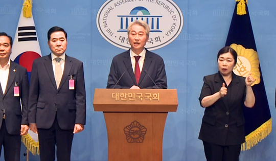 김근식 국민의힘 서울 송파병 당협위원장(경남대 정치외교학부 교수)이 28일 오후 국회 소통관에서 국민의힘 8·22 전당대회 선출직 최고위원 출마 선언을 하고 있다.<국회 의사중계시스템 영상 갈무리>