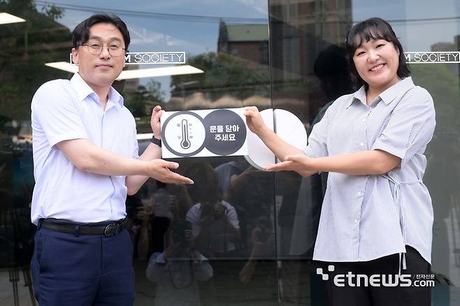 산업통상자원부와 한국에너지공단이 주최한 2025년도 여름철 에너지절약 캠페인 출범식'이 2일 서울 중구 온드림소사이어티에서 열렸다. 이원주 산업통상자원부 대변인과 이수지 개그우먼이 창문에 여름철 적정온도 스티커를 부착하고 있다. 김민수기자 mskim@etnews.com