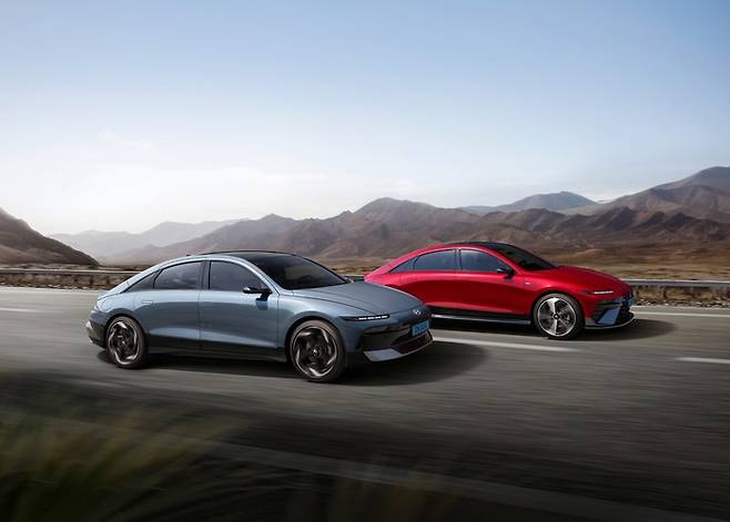 현대차 더 뉴 아이오닉 6(왼쪽)와 더 뉴 아이오닉 6 N 라인