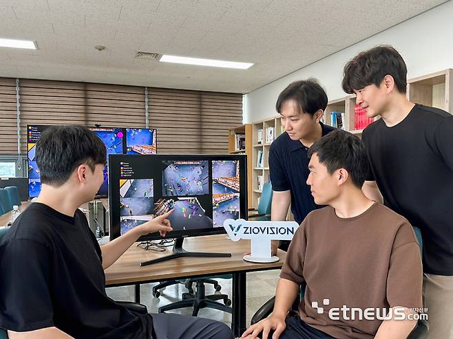 지오비전 연구팀이 다중 카메라 기반 3D 객체 인식·추적 기술을 소개하고 있다. 왼쪽부터 시계방향으로 김희철, 이두희, 이강희, 이재원 연구원