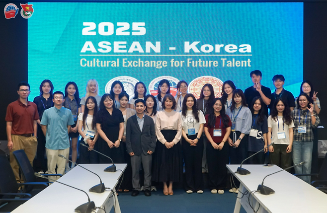3개국 현지에서 22일간 진행된 '2025학년도 하계 한-아세안 인재양성 및 문화교류 프로그램' 기간 중 베트남을 방문한 참가 학생들이 기념촬영을 하고 있다. (사진=성신여대)
