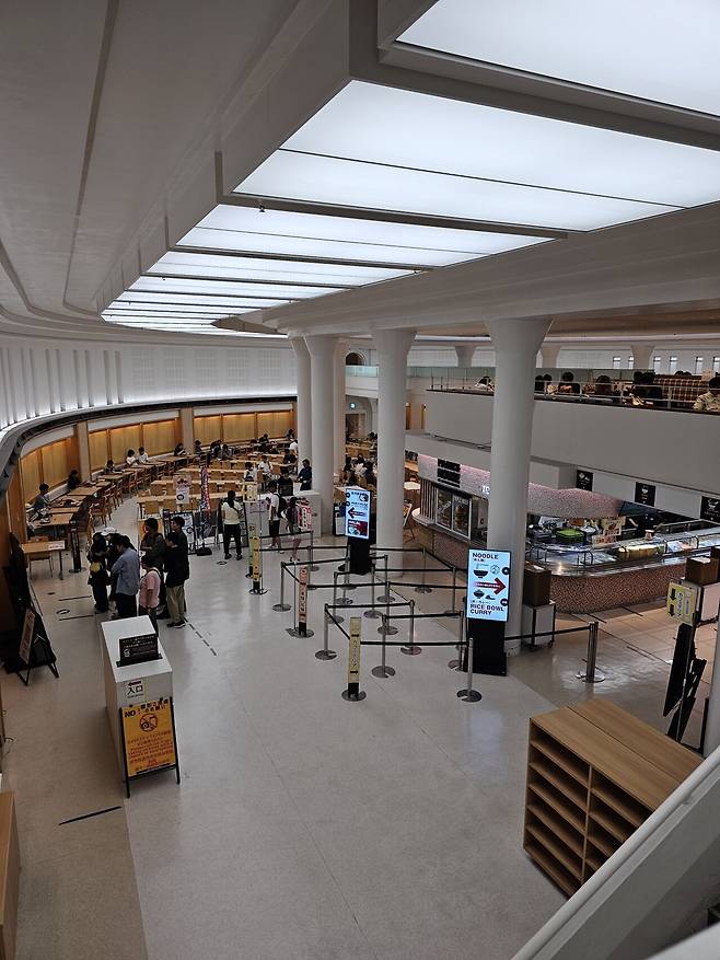 20250728_151845.jpg 도쿄대학 구내 카페에서는 종이빨대를 쓰는지 직접 알아보러 옴.jpg