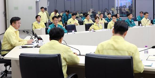 윤호중 행정안전부 장관이 28일 세종시 정부세종청사 중앙재난안전상황실에서 열린 폭염 대처 중앙재난안전대책본부 회의에서 발언하고 있다. 뉴시스