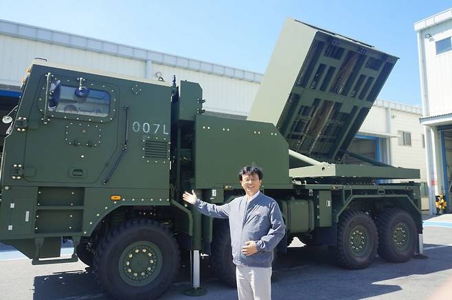 한화에어로스페이스 창원2사업장 체계종합시험장에서 김주영 체계기술2팀장이 27일 완성된 천무의 시험 작동을 선보이고 있다. 사진=김동호 기자