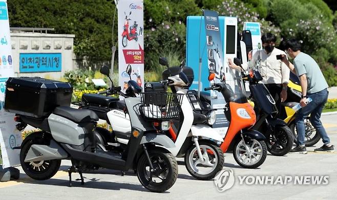 전기이륜차가 인천광역시청 앞에 주차된 모습. 사진=연합뉴스