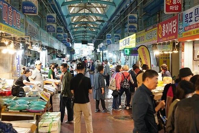 전남 목포시가 경기 침체로 위축된 민생경제 회복을 위해 민생회복 소비쿠폰 신속 지급과 다양한 지원 정책을 통한 소상공인 지원에 총력을 쏟고 있다. 목포시 제공