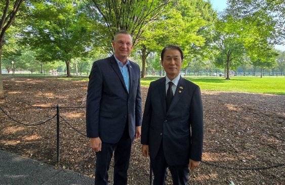 권오을 국가보훈부 장관이 27일(현지시간) 미국 워싱턴DC에서 열린 6·25전쟁 정전협정 기념식에 앞서 더글라스 콜린스 미국 보훈부 장관과 기념 촬영하고 있다. 국가보훈부 제공