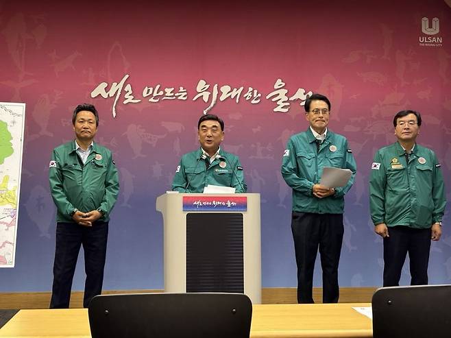 김두겸 울산시장이 최근 발생한 울산 서부권 단수 사태와 관련 28일 울산시청 프레스센터에서 기자회견을 열고 송수관로 복선화를 설명하고 있다. 이 자리에는 이순걸 울주군수(오른쪽에서 두 번째)가 동석했다. 사진=최수상 기자