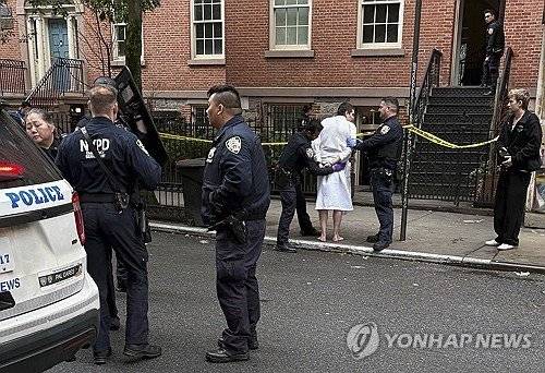 지난 5월 뉴욕에서 가상화폐 납치범이 체포되는 모습.연합뉴스