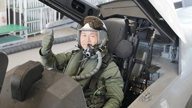 이영수 공군참모총장은 지난 2월 19일 오전, 사천기지에서 KF-21을 탑승해 첫 시험비행을 실시했다. 사진은 KF-21에 탑승한 이 총장이 엄지를 치켜 세우고 있는 모습. 공군 제공