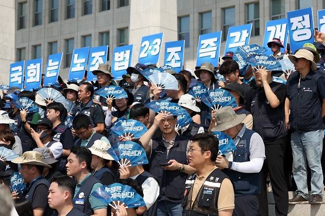 민주노총·한국노총 조합원들을 비롯한 시민사회단체 회원들이 28일 오전 서울 여의도 국회 본청 계단 앞에서 노조법 2·3조 개정안 후퇴 저지 및 신속 통과 촉구 기자회견이 열리고 있다. /사진=뉴시스
