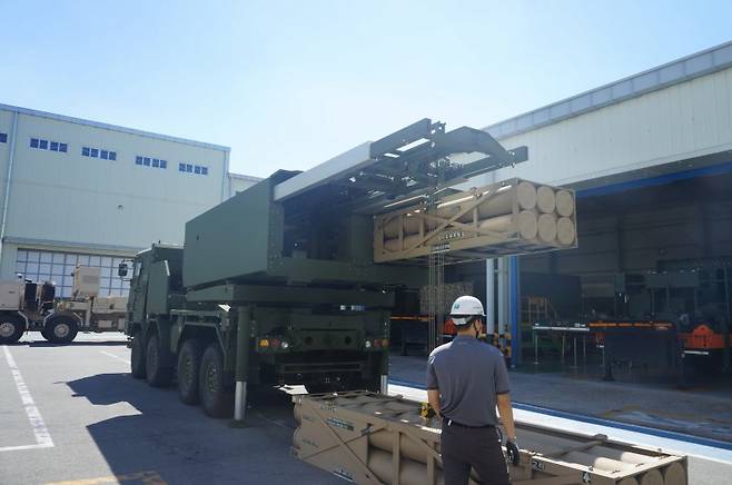 한화에어로스페이스 직원이 28일 창원2사업장 체계종합시험장에서 권총의 탄창 개념인 '포드'를 재장전 하고 있다. 사진=김동호 기자