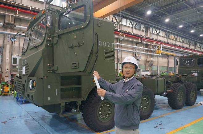 한화에어로스페이스 창원2사업장의 천무 생산 현장에서 28일 만난 김주영 체계기술2팀장이 천무를 소개하고 있다. 사진=김동호 기자