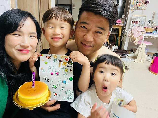 뇌사 장기기증으로 4명에게 새 생명을 선물한 고 장상빈(44)씨와 그의 가족들. 한국장기조직기증원 제공