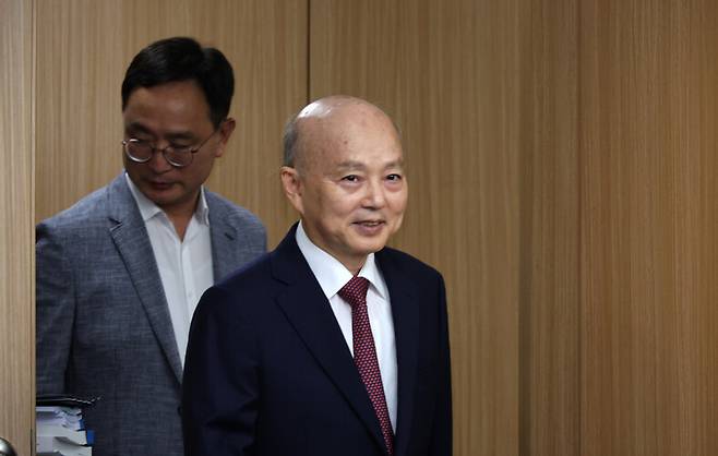 안창호 인권위원장이 14일 서울 중구 인권위에서 열린 제14차 전원위원회에 참석하기 위해 14층 전원위원회실로 들어서고 있다. 류우종 선임기자 wjryu@hani.co.kr