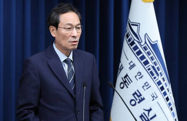 우상호 대통령실 정무수석이 28일 서울 용산 대통령실 청사에서 ‘국민 임명식’ 관련 브리핑을 하고 있다. 대통령실사진기자단