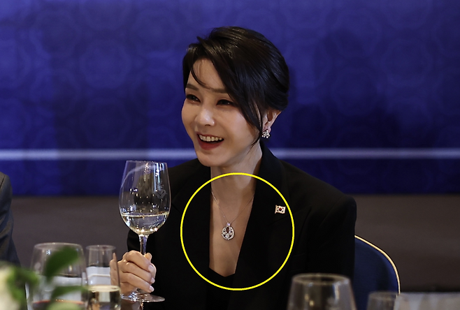 윤석열 전 대통령의 부인 김건희 여사가 2022년 6월29일(현지시각) 스페인 마드리드 한 호텔에서 열린 스페인 동포 만찬간담회에 참석해 대화를 나누고 있다. 대통령실 제공