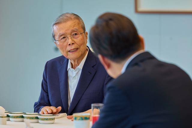 김종인 전 국민의힘 비대위원장이 17일 서울 용산 대통령실 청사에서 이재명 대통령과 오찬 회동을 하고 있다. 대통령실 제공
