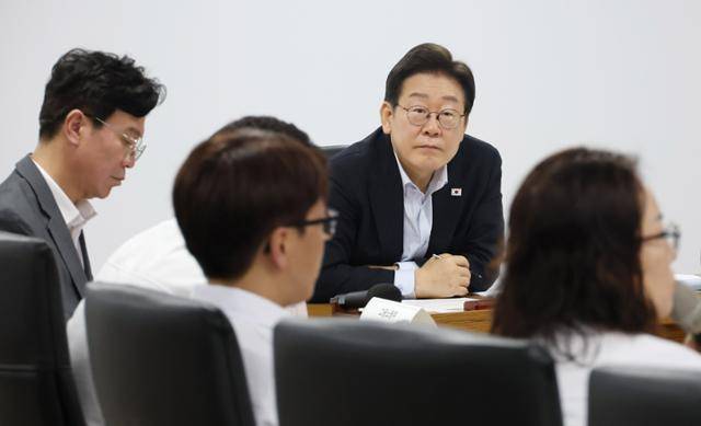 이재명 대통령이 25일 경기 시흥시 SPC삼립 시화공장에서 열린 산업재해 근절 현장 노사간담회에서 기업의 브리핑을 듣고 있다. 왕태석 선임기자