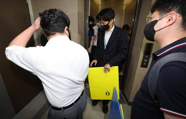 김건희 여사의 의혹들을 수사하는 민중기 특별검사팀 관계자들이 28일 서울 노원구 개혁신당 이준석 당대표 자택을 압수수색하기 위해 도착하고 있다. 연합뉴스