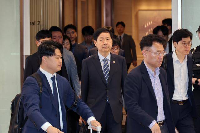 구윤철(가운데) 부총리 겸 기획재정부 장관이 24일 미국 워싱턴DC에서 열릴 예정이였던 '2+2 통상협의'가 취소돼 인천국제공항 제2여객터미널 귀빈실을 나서고 있다. 뉴시스