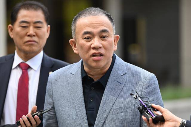 '정치 브로커' 명태균씨의 공천 청탁이 윤석열 전 대통령 부부와 윤상현 국민의힘 의원을 거쳐 당 공천관리위원회에 전달됐다는 정황을 민중기 특별검사팀이 포착했다. 사진은 명씨가 올 4월 서울중앙지검 명태균의혹전담수사팀 소환 조사를 받기 위해 검찰에 출석하며 취재진 질문에 답하고 있는 모습. 박시몬 기자