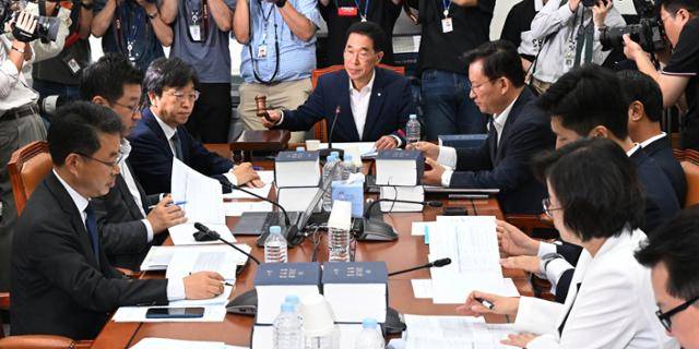 여야 의원들이 28일 국회에서 열린 환경노동위 고용노동소위 회의에서 노조법 2·3조 개정안(노란봉투법)을 심사하고 있다. 고영권 기자