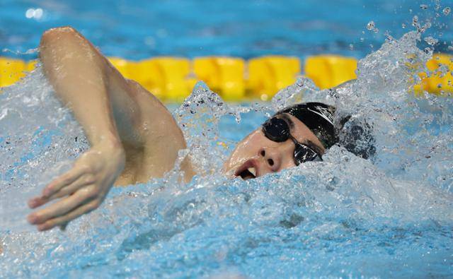 황선우가 28일 싱가포르 세계수영선수권대회 아레나에서 열린 2025 세계수영연맹 세계선수권대회 경영 종목 둘째 날 남자 자유형 200m 준결선을 2위로 통과해 결선 진출을 확정했다. 싱가포르=로이터 연합뉴스