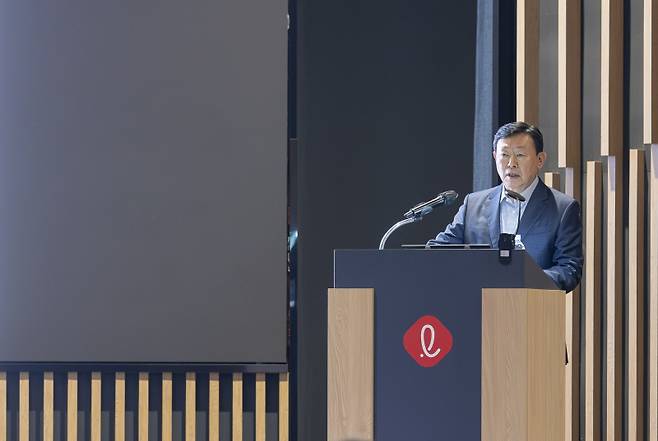신동빈 롯데 회장이 롯데인재개발원 오산캠퍼스에서 열린 2025 하반기 VCM을 주재하고 있다. 롯데 제공