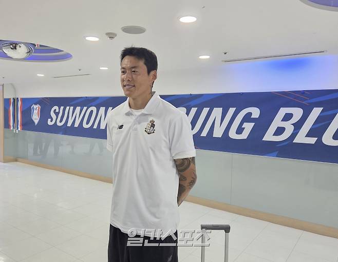 서울E 골키퍼 구성윤이 27일 수원월드컵경기장에서 끝난 수원과의 하나은행 K리그2 2025 22라운드 뒤 믹스트존 인터뷰에 임하고 있다. 수원=김우중 기자