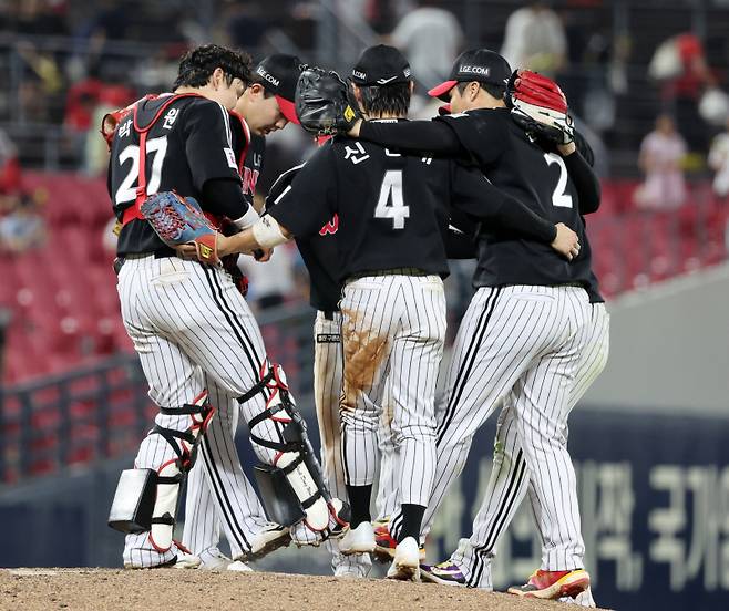 <yonhap photo-4856="">(광주=연합뉴스) 조남수 기자 = 23일 광주기아챔피언스필드에서 열린 프로야구 LG 트윈스와 KIA 타이거즈의 경기. LG 선수들이 연장 접전 끝에 6-5 승리를 거두고 세리머니 하고 있다. 2025.7.23 iso64@yna.co.kr/2025-07-23 22:07:35/ <저작권자 ⓒ 1980-2025 ㈜연합뉴스. 무단 전재 재배포 금지, AI 학습 및 활용 금지></yonhap>