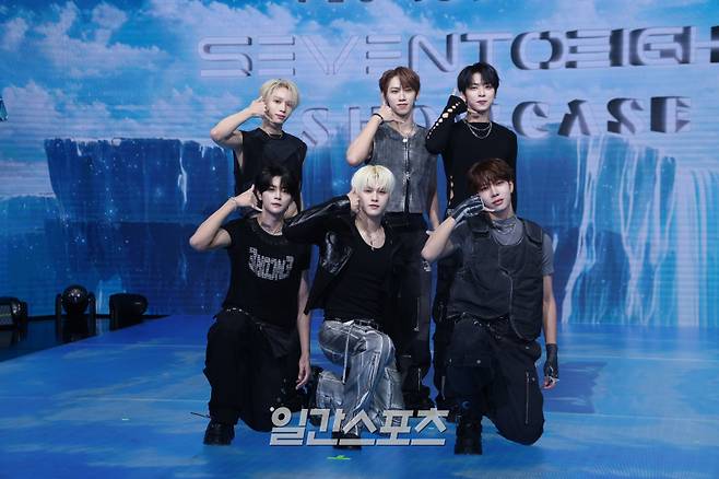그룹 세븐투에잇(SEVENTOEIGHT)이 28일 오후 서울 마포구 쇼킹케이팝센터에서 열린 첫 번째 싱글 앨범 'SEVENTOEIGHT(세븐투에잇)' 발매 기념 쇼케이스에 참석해 포토타임을 갖고 있다. 첫 번째 타이틀곡 'PDSR'은 밝고 시원한 기타 사운드 위에 여름향 물씬 풍기는 소년들의 순수한 마음을 달콤한 보컬로 담아냈다. 서병수 기자 qudtn@edaily.co.kr /2025.07.28/