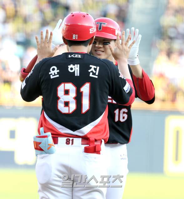 3일 오후 잠실야구장에서 열린 2025 프로야구 KIA와 두산 경기. KIA 최원준이 4회 1타점 적시타를 기록한 뒤 기뻐하고 있다. 잠실=정시종 기자 /2025.06.03.