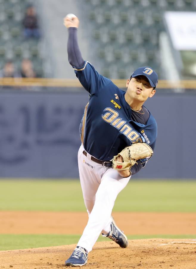 4일 오후 서울 잠실야구장에서 열린 NC와 LG 경기. NC 선발 김시훈이 역투하고 있다. 잠실=정시종 기자 capa@edaily.co.kr /2024.04.04.
