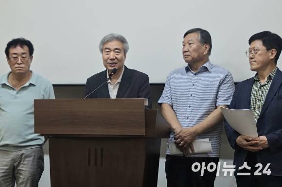 청주시 육거리종합시장상인회 등 관계자들이 28일 충북도청에서 기자회견을 열고 ‘육거리’ 명칭을 상표 등록한 민간업체를 상대로 법적 대응을 예고하고 있다. [사진=표윤지 기자]