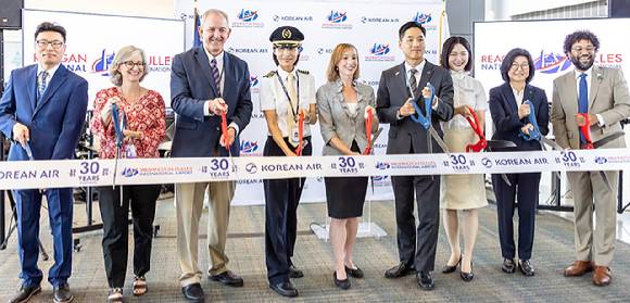 지난 25일 KE094편 탑승객 중 30번째로 수속한 승객 이윤주씨와 이병훈 대한항공 미동부지점장(왼쪽), 석인학 워싱턴공항지점장(오른쪽)이 함께 기념 촬영을 하는 모습. [사진=대한항공]