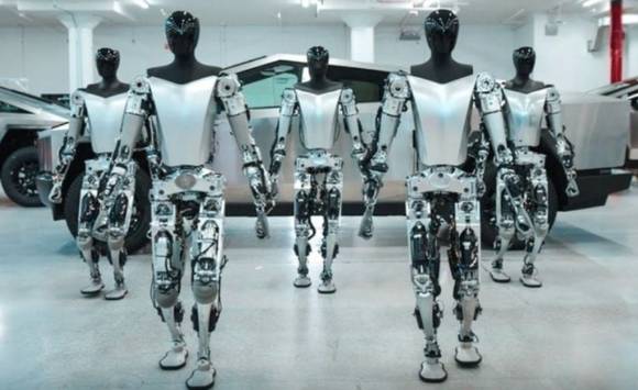 테슬라의 옵티머스 젠2 휴머노이드 로봇이 서 있는 모습. [사진=테슬라 공식 유튜브 채널]