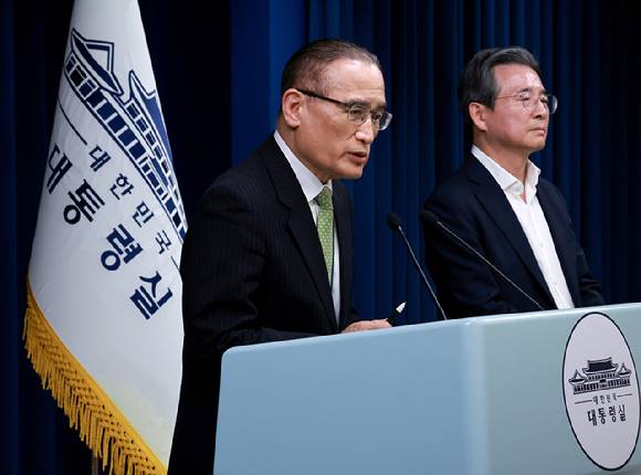 위성락 국가안보실장이 지난 25일 서울 용산 대통령실 청사에서 강훈식 대통령비서실장 주재로 열린 통상대책회의 관련 브리핑을 하고 있다. 2025.7.25 [사진=연합뉴스]