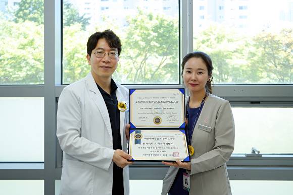 (왼쪽부터) 오성진 인제대학교 해운대백병원 교수와 성지나 비만대사외과 인증코디네이터가 인증패를 들고 기념촬영을 하고 있다. [사진=인제대학교 해운대백병원]