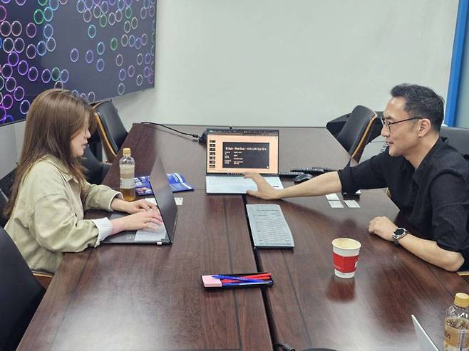 IR피칭 전략에 대해 이야기를 나누고 있는 박현지 대표(왼쪽)와 오강록 대표(오른쪽) / 출처=IT동아