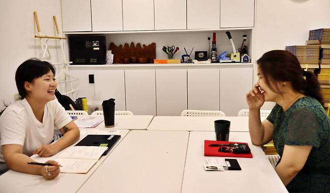 김아현 도미노이펙트 대표와 최진희 아시안허브 대표 (왼쪽부터) / 출처=IT동아