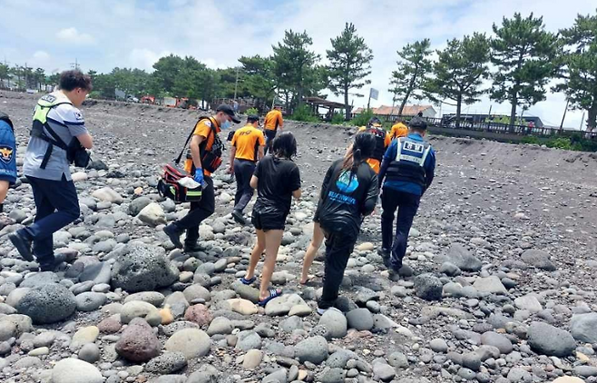 지난 20일 제주 서귀포시 쇠소깍 인근 해변에 빠졌다가 구조된 어린이들 (제주소방안전본부 제공)
