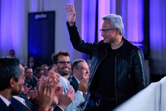 트럼프 대통령이 협력 파트너로 소개한 젠슨 황 엔비디아 최고경영자(CEO)가 객석을 향해 손을 들며 인사하고 있다. [AFP=연합뉴스]